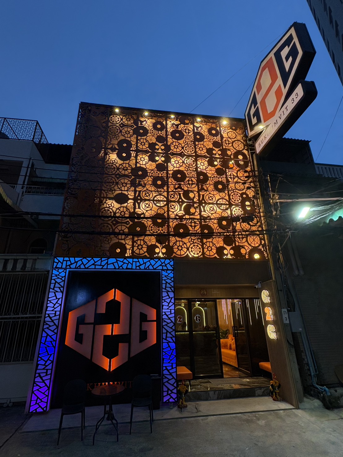 G2G Massage Bangkok 외관 - 고급스러운 다크 우드 인테리어